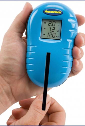 Tester AquaCheck -- digitální čtečka testovacích proužků